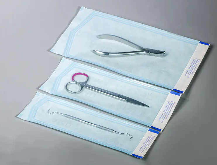 Hur säkerställer självförslutande steriliseringspåsar den sterila barriären för medicinsk utrustning?